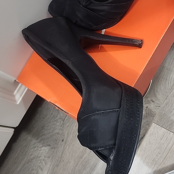 Black heels - Picture 3 of 3